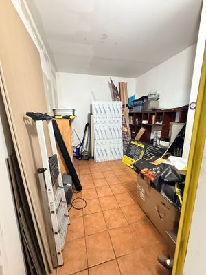une pièce où se trouvent beaucoup de cartons et d'outils
