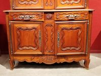 Buffet deux corps en merisier à corps supérieur en retrait, … (photo 3)