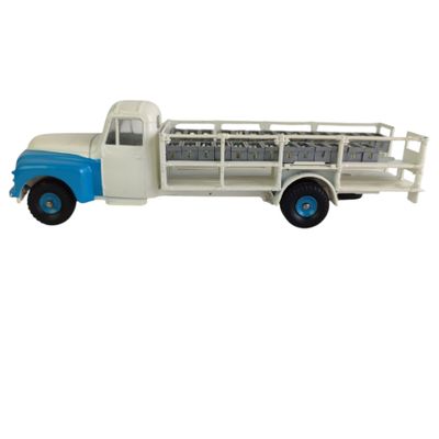 un camion jouet posé sur une surface blanche