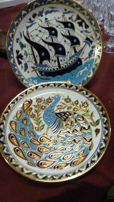 deux assiettes posées sur une table