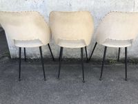 Trois chaises "Tonneau" en métal et skaï blanc (photo 5)