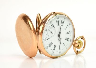 une montre de poche en or avec des chiffres romains