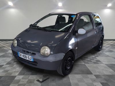 l'image d'une petite voiture garée dans un garage