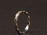 gros plan d'une bague en argent sur une surface noire