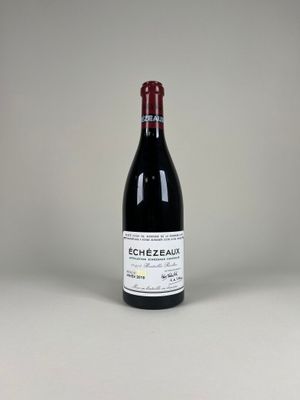 gros plan d'une bouteille de vin sur une table