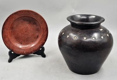 254 / P2 / Lot en terre comprenant un vase avec incrust…