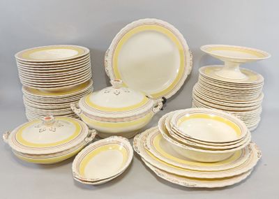 beaucoup d'assiettes et de bols posés sur une table