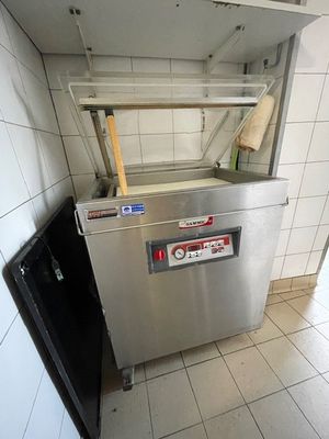 une photo d'une cuisine professionnelle équipée d'un lave-vaisselle en acier inoxydable
