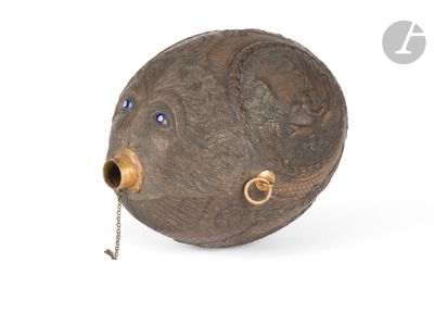 sculpture représentant un ours avec une chaîne autour du cou