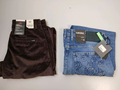 Lot composé d'un pantalon en velours chocolat LEVI'S, T. - Photo 1