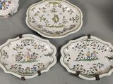 trois assiettes à motifs différents posées sur une table