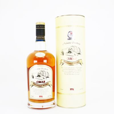 une image d'une bouteille de whisky à côté d'une boîte en carton