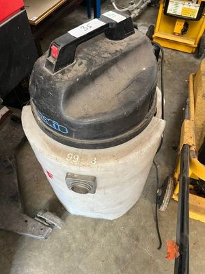 une photo d'un dépoussiéreur dans un garage