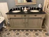 une salle de bains équipée de deux lavabos et d'une baignoire