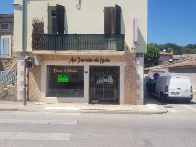 une camionnette blanche garée devant un bâtiment