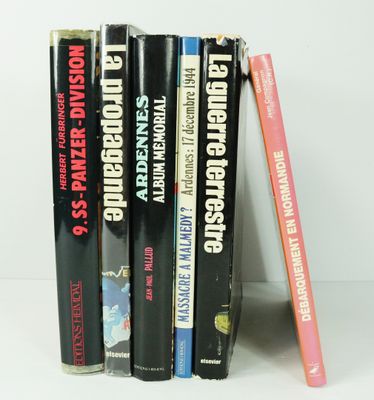 plusieurs livres sont empilés sur une étagère