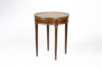 une petite table ronde avec un plateau en marbre et des pieds en bois