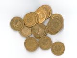 une pile de pièces d'or sur une surface blanche
