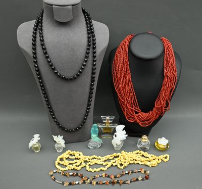 deux colliers et un collier posé sur un présentoir pour mannequin