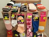 un tas de chaussettes et de sous-vêtements exposé dans une pièce