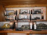 de nombreux types de véhicules miniatures exposés dans la vitrine