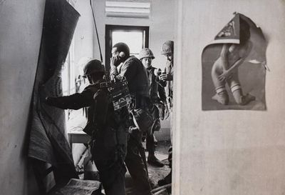 une photo en noir et blanc représentant un groupe de personnes dans une pièce