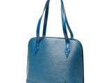 un sac à main bleu sur fond blanc