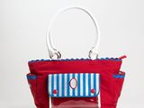 sac rouge à rayures bleues et blanches, muni d'une anse blanche