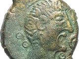 un gros plan d'une pièce de monnaie avec un visage dessus