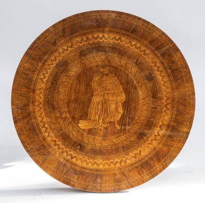 une assiette en bois sur laquelle est représenté un homme et une femme