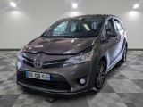 La Toyota Sienna est garée sur un sol à damier dans un garage.