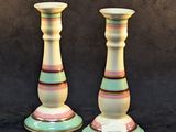 deux vases posés côte à côte sur une surface noire
