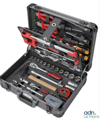 une boîte à outils contenant des outils, sur fond blanc