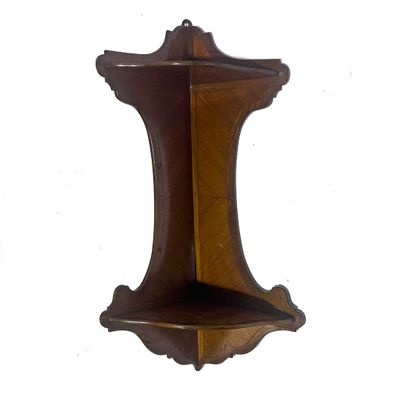 une étagère en bois sur laquelle est posée une horloge