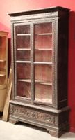 Vitrine en bois sculpté. (photo 2)