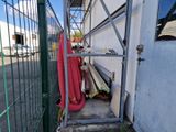 une borne d'incendie située à côté d'un portail