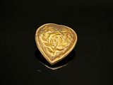 broche en forme de cœur plaquée or, ornée d'un motif de rose