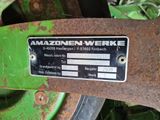 une image montrant un gros plan d'un tracteur vert sur lequel est accrochée une étiquette