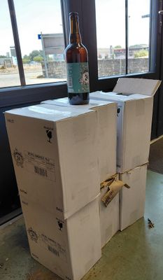 une boîte sur laquelle est posée une bouteille de bière