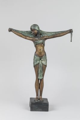 statue en bronze représentant une femme tenant une croix, posée sur un socle en marbre