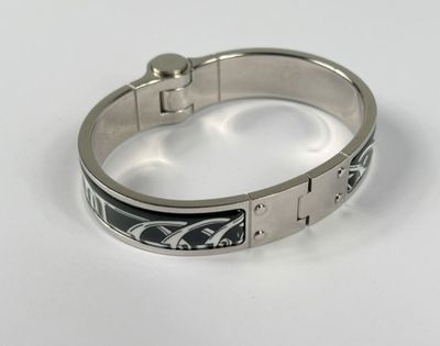 bracelet en argent orné d'un motif noir et blanc sur un fond blanc