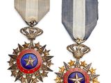 deux médailles ornées d'une étoile, dont l'une porte une étoile