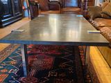 une table basse avec un livre dans un salon