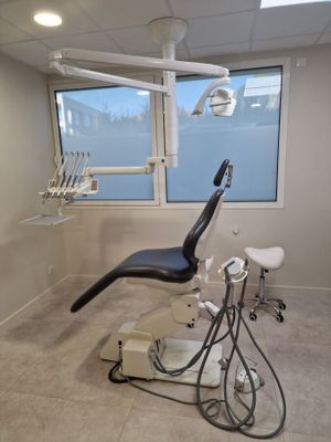 un fauteuil de dentiste au milieu d'une pièce