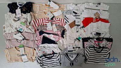 a lot of baby clothes that are on the table