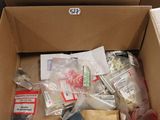 une boîte remplie d'objets assortis qui s'y trouvent