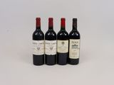 trois bouteilles de vin sont alignées sur une surface blanche
