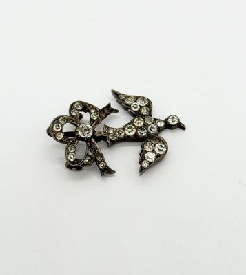 une image représentant une petite broche ornée d'un nœud