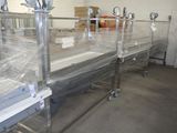 une grande pièce avec de nombreux objets sur les étagères