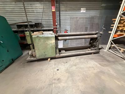 une machine qui se trouve à l'intérieur d'un bâtiment